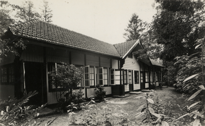 16110 Gezicht op de voorgevel van het houten paviljoen bij het huis Ernst Sillem Hoeve (Soestdijkerweg 10) te Den ...